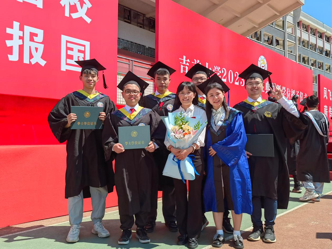 根扎武陵，心向桃李——记湘西州优秀共产党员、吉首大学物理与机电工程学院教师向延鸿