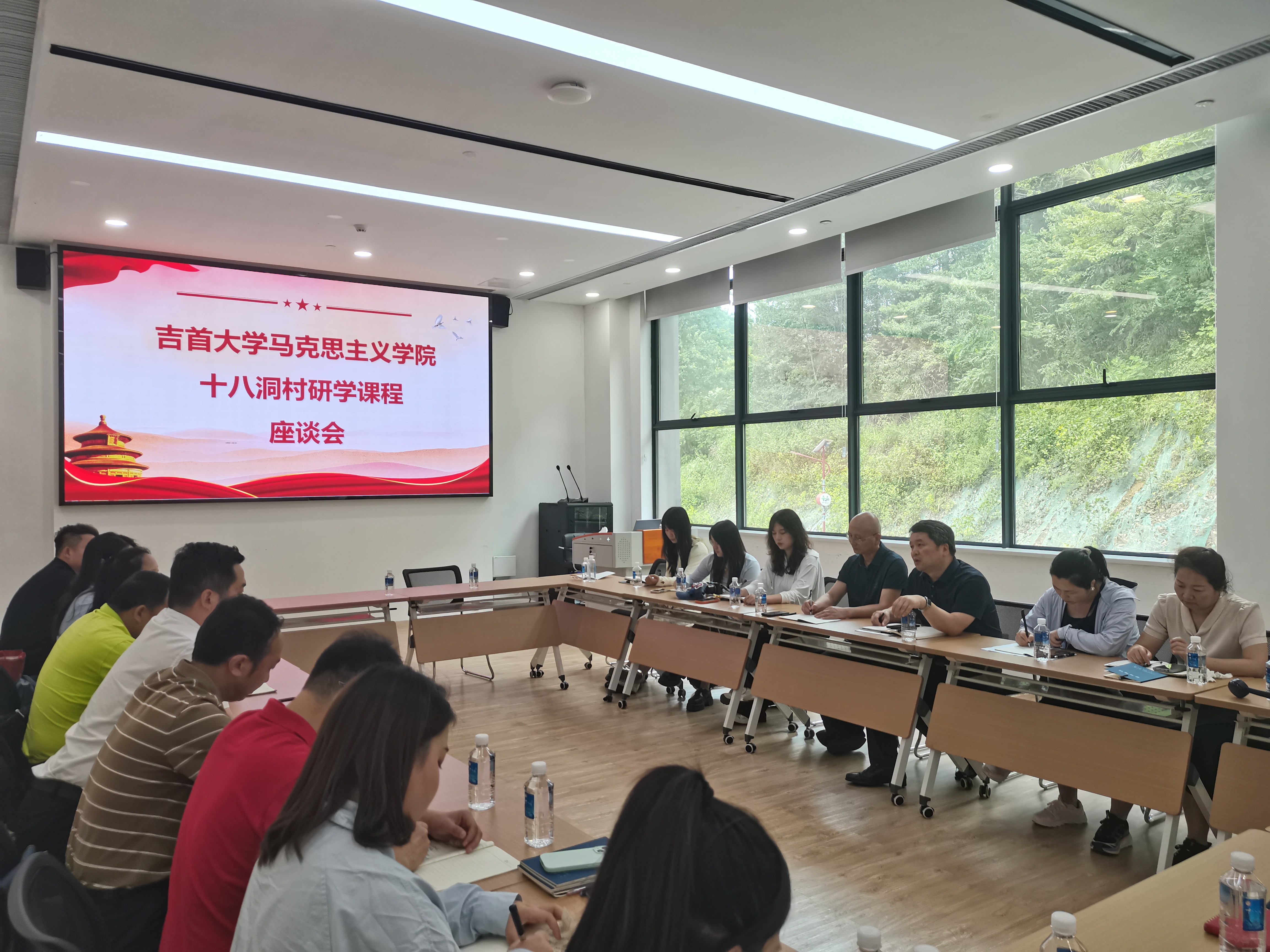马克思主义学院师生在“十八洞村”2.jpg