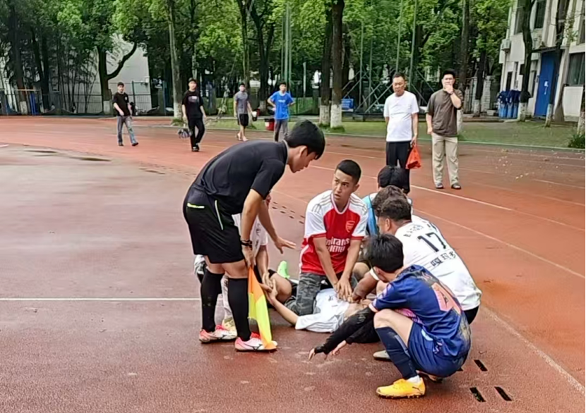 危难挺身勇施救 民族团结传大爱 ——吉首大学学子紧急施救心脏骤停同窗